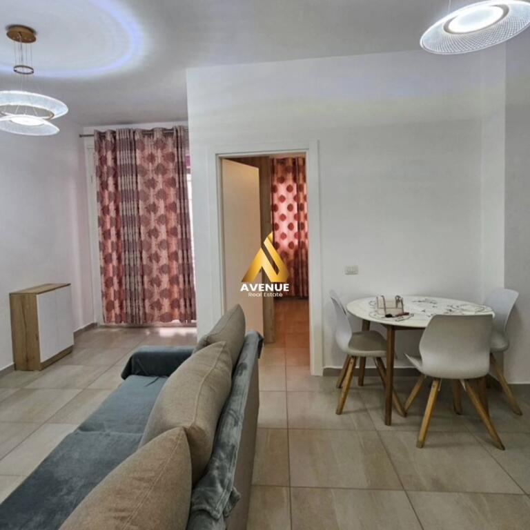 Jepet me qira apartament 1+1 në zonën e Liqenit të Thatë | Kopshti Botanik  🏠 Vendndodhja: Pranë Kopshtit Botanik, shumë afër Xhamisë — një nga zonat më të kërkuara dhe të qeta të Tiranës.  Karakteristikat e apartamentit:  Sallon i bollshëm (soxhorno)  Dhomë gjumi komode  Tualet modern  Ballkon i përdorshëm  Sipërfaqe totale: 63 m²  📍 Kati: 2 💶 Qiraja: 500 € në muaj  Apartamenti ofron komfort, qetësi dhe një pozicion ideal për jetesë cilësore. Për më shumë informacione, ju lutem me kontaktoni