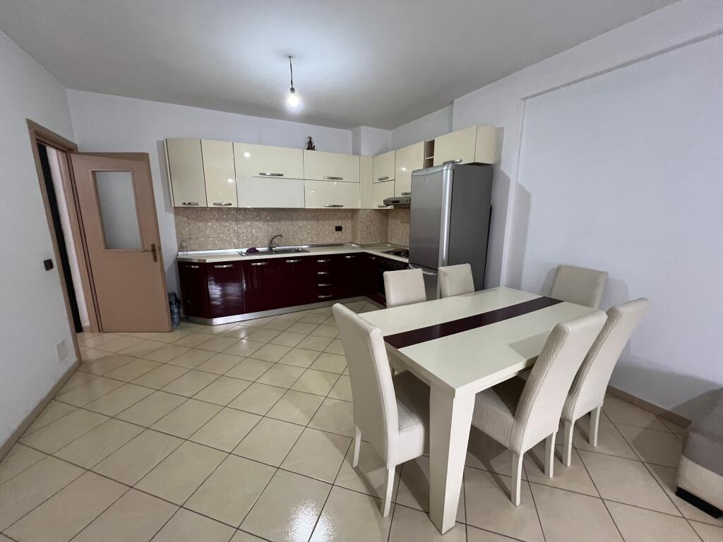 2+1+2 Me Qera, Yzberisht, Prane Rrethit