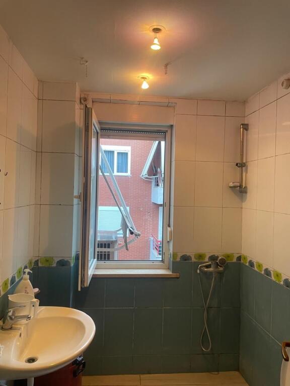 2+1,kompleksi kolombo liqeni i thate,260.000 euro