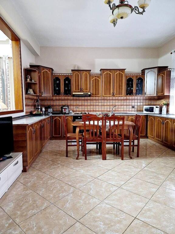 🏡 PROPRIETÀ ESCLUSIVA SUL LUNGOMARE “TAULANTIA”, Kavaje — OPPORTUNITÀ DI INVESTIMENTO Vendesi un edificio con alto potenziale di sviluppo, posizionato sul lungomare principale