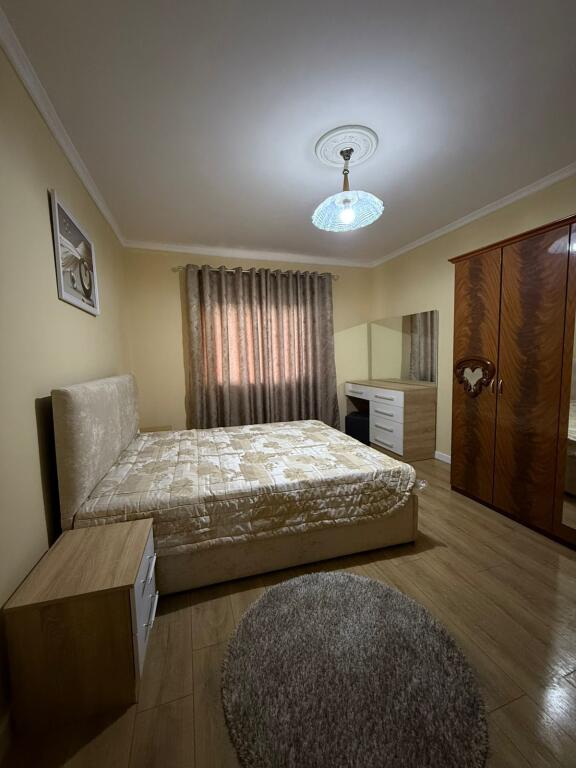 Shitet apartament 2+1 ne Ali Dem prane shkolles "Ali Demi"