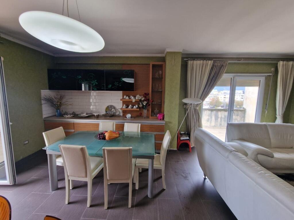 Shitet penthouse 2+1+2 tualete+3 ballkone te Zogu i Zi me cmim OKAZION