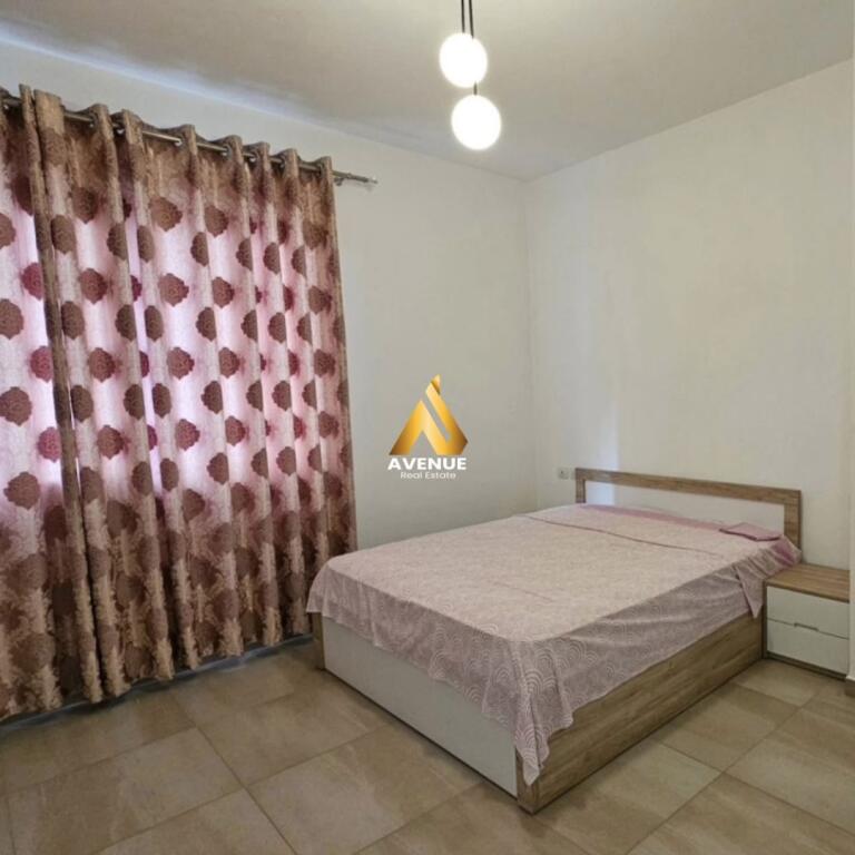 Jepet me qira apartament 1+1 në zonën e Liqenit të Thatë | Kopshti Botanik  🏠 Vendndodhja: Pranë Kopshtit Botanik, shumë afër Xhamisë — një nga zonat më të kërkuara dhe të qeta të Tiranës.  Karakteristikat e apartamentit:  Sallon i bollshëm (soxhorno)  Dhomë gjumi komode  Tualet modern  Ballkon i përdorshëm  Sipërfaqe totale: 63 m²  📍 Kati: 2 💶 Qiraja: 500 € në muaj  Apartamenti ofron komfort, qetësi dhe një pozicion ideal për jetesë cilësore. Për më shumë informacione, ju lutem me kontaktoni
