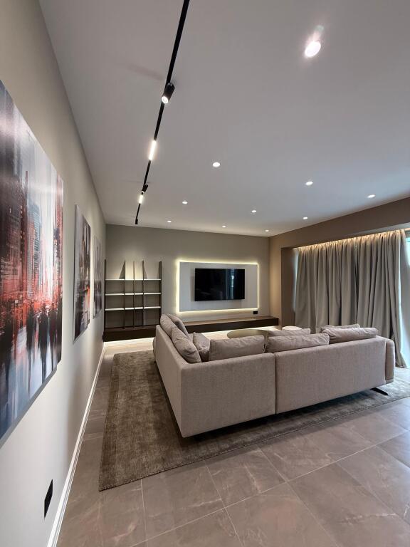 🏠APPARTAMENTO 2+1+2+POSTO AUTO IN AFFITTO✨ 📍AMBASCIATORE 3  ✨Arredamento moderno, con architetto 🏢14° piano 💶Prezzo: 2200€