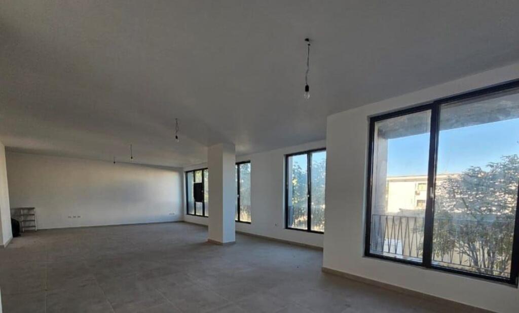 JAPIM ME QIRA AMBIENT KOMERCIAL TEK REZIDENCA ZIRKON ME VIZIBILITET NGA RRUGA KRYESORE