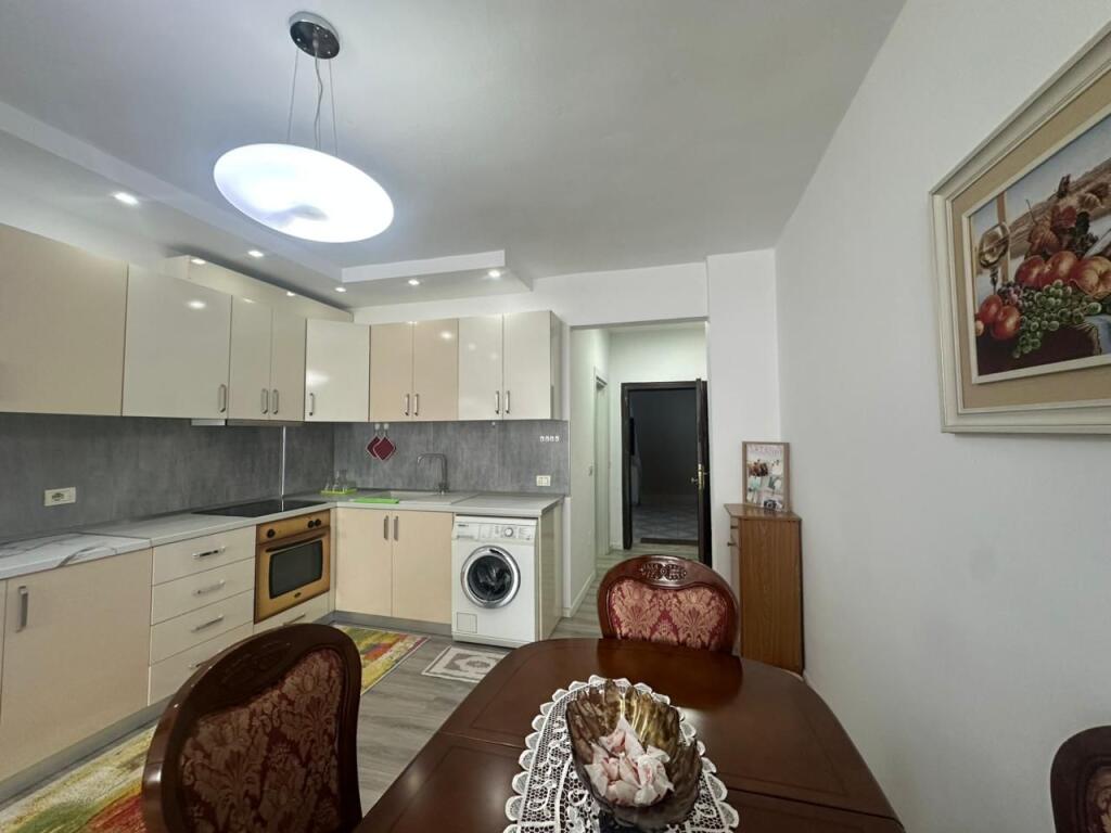 🏡 Jepet me Qira Apartament 2+1   📍 Rruga Dritan Hoxha, vetëm 200 metra nga Universiteti “Zoja e Këshillit të Mirë”