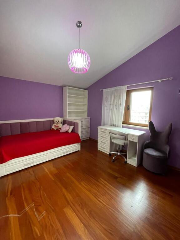 📣Jepet me qira kati i 3-të i një vile – 3+1 me 2 tualete 📍 Adresa: Rruga Filip Shiroka, pranë shkollës “Mrekullia”