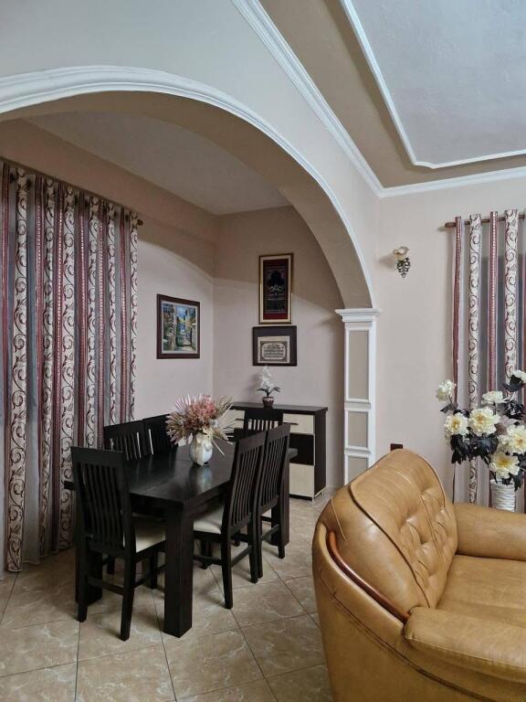 🏡 PROPRIETÀ ESCLUSIVA SUL LUNGOMARE “TAULANTIA”, Kavaje — OPPORTUNITÀ DI INVESTIMENTO Vendesi un edificio con alto potenziale di sviluppo, posizionato sul lungomare principale