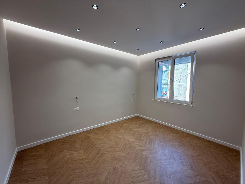 Shitet Apartament Lux