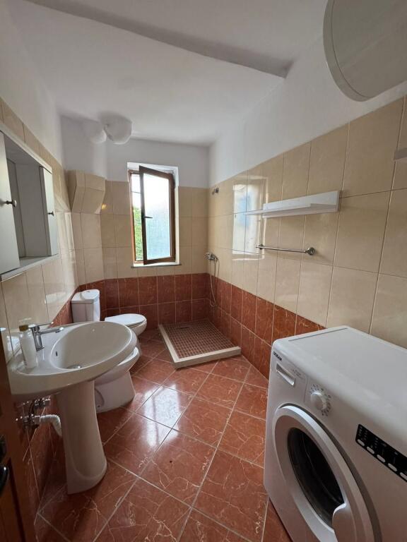 Shitet apartament 1+1 prane Restorant Freskut