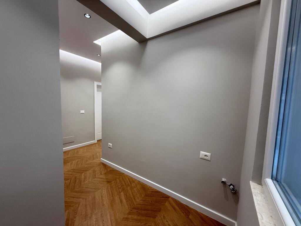 Shitet Apartament Lux