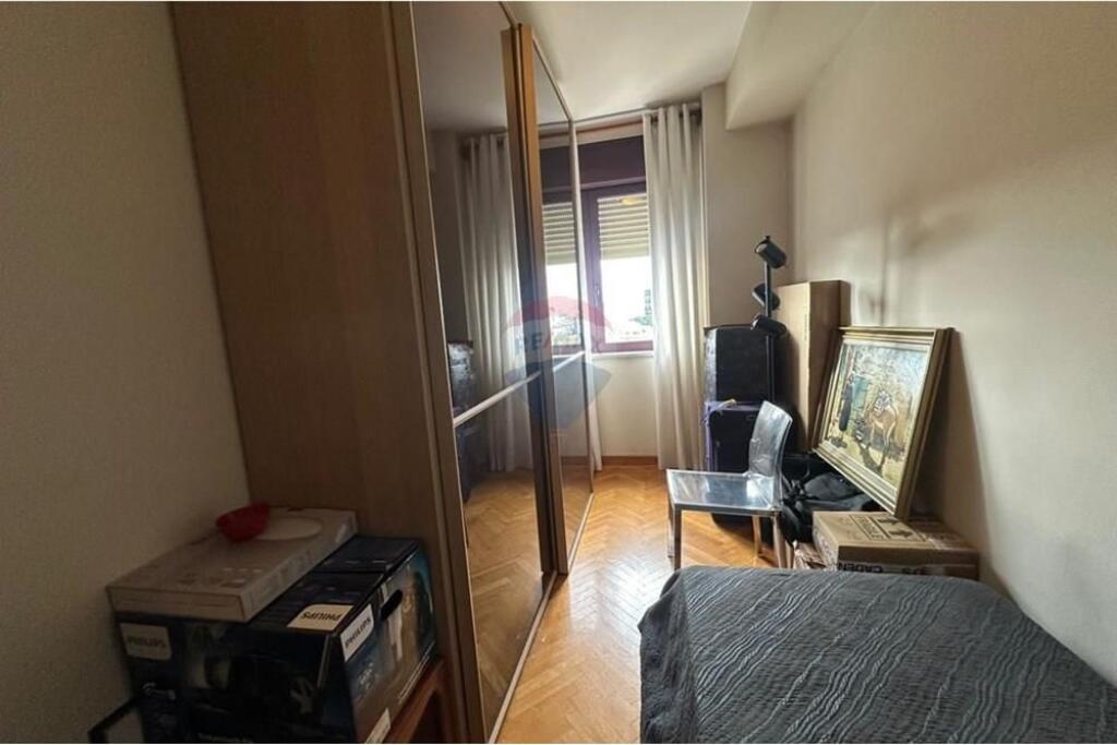 Apartament - Për Qira - Rruga Abdi Toptani, Tiranë 1300 ,, euro