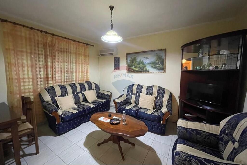 Shitet Apartament tek Rruga Ali Demi