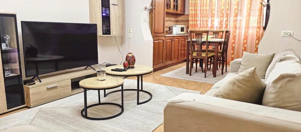Jepet me qera apartament 1+1 Pazari Ri 35.000 Leke