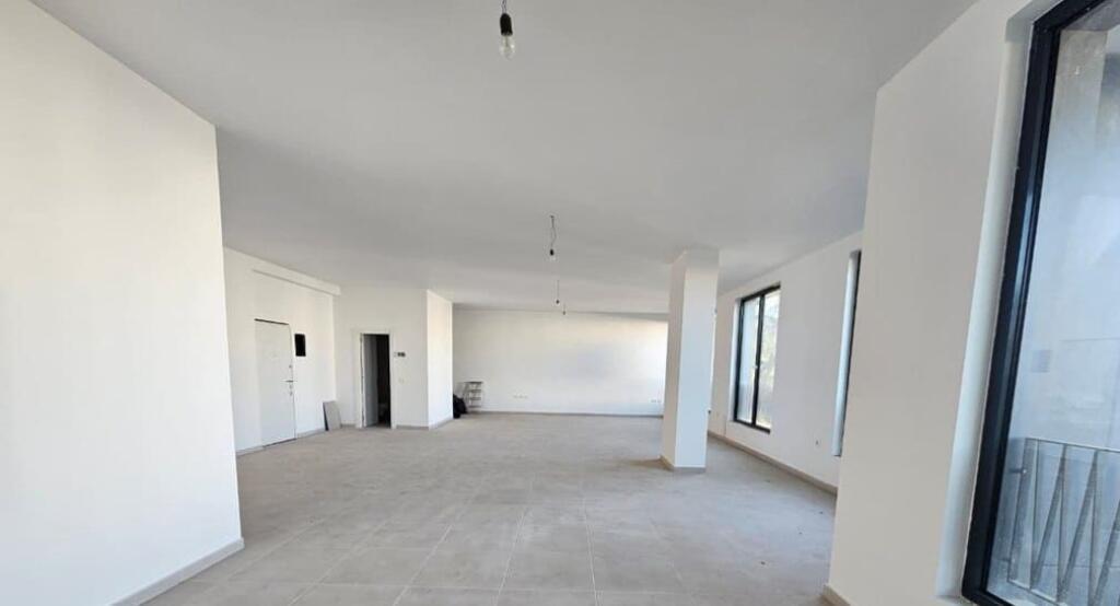 JAPIM ME QIRA AMBIENT KOMERCIAL TEK REZIDENCA ZIRKON ME VIZIBILITET NGA RRUGA KRYESORE