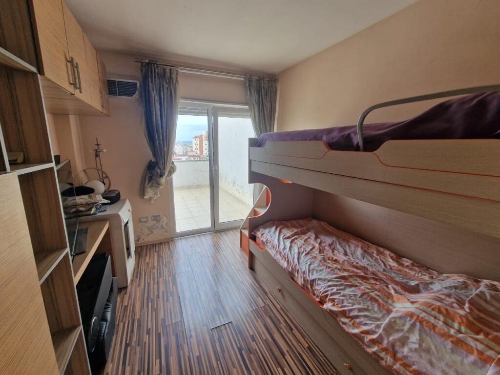 Shitet penthouse 2+1+2 tualete+3 ballkone te Zogu i Zi me cmim OKAZION