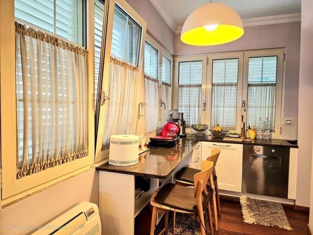 Shitet papafingo te liqeni artificial me parkim+ depo