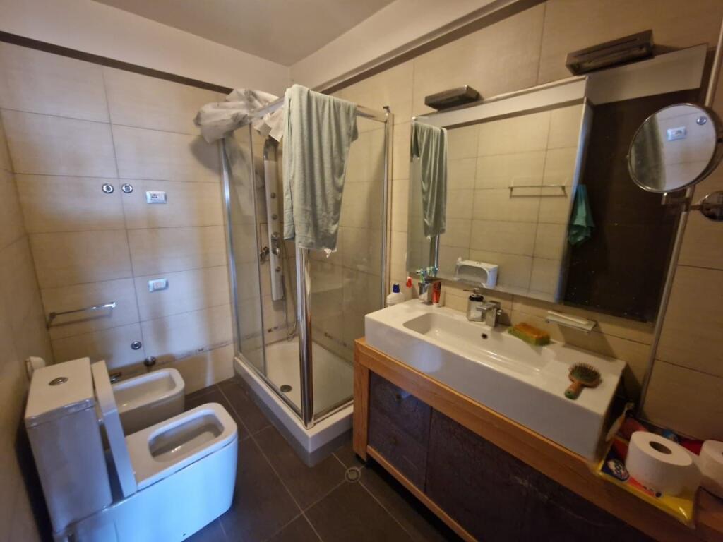 Shitet penthouse 2+1+2 tualete+3 ballkone te Zogu i Zi me cmim OKAZION