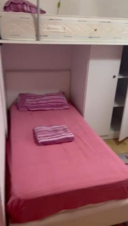 Jepet me qera Apartment 2+1+1 tualet +2 ballkone ne Ali Dem Rruga "Idriz Dollaku"