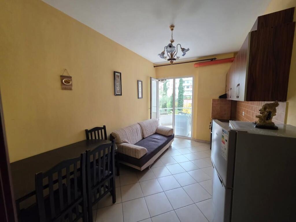 Shitet apartament 1+1 prane Restorant Freskut