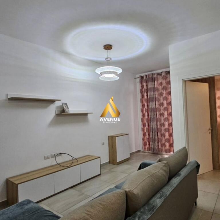 Jepet me qira apartament 1+1 në zonën e Liqenit të Thatë | Kopshti Botanik  🏠 Vendndodhja: Pranë Kopshtit Botanik, shumë afër Xhamisë — një nga zonat më të kërkuara dhe të qeta të Tiranës.  Karakteristikat e apartamentit:  Sallon i bollshëm (soxhorno)  Dhomë gjumi komode  Tualet modern  Ballkon i përdorshëm  Sipërfaqe totale: 63 m²  📍 Kati: 2 💶 Qiraja: 500 € në muaj  Apartamenti ofron komfort, qetësi dhe një pozicion ideal për jetesë cilësore. Për më shumë informacione, ju lutem me kontaktoni