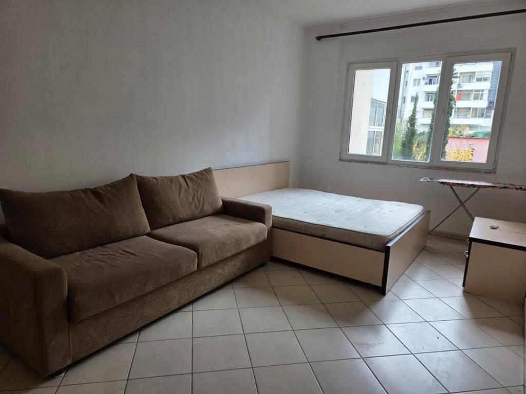 Shitet apartament 1+1 prane Restorant Freskut