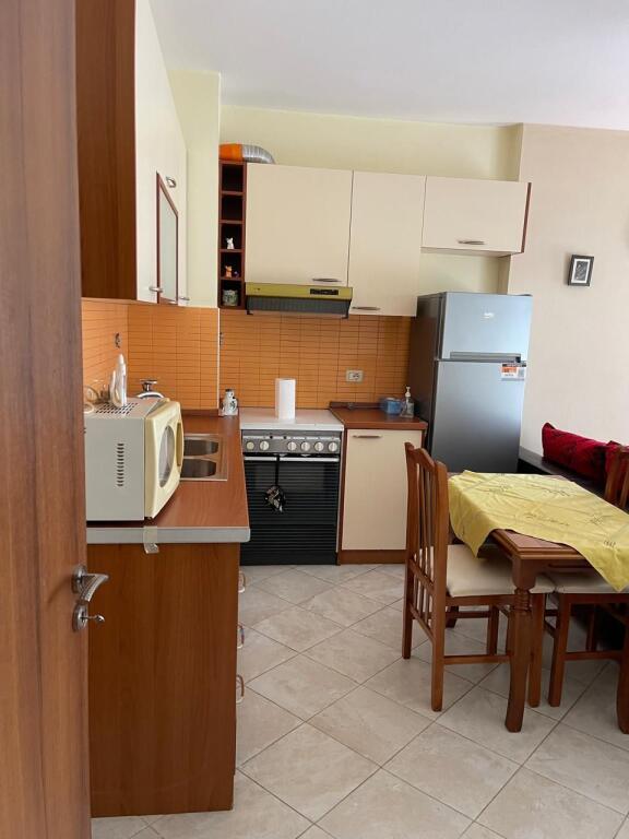 🏢Prokuroria e Tiranes,prane Kmy-s  jepet me qera apartament 1+1,i mobiluar 550Euro