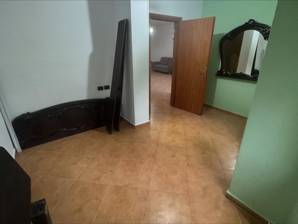 🟩 VENDESI APPARTAMENTO 3+1+2 CON GARAGE – VICINO A KODRA E DIELLIT PER ABITAZIONE O UFFICIO