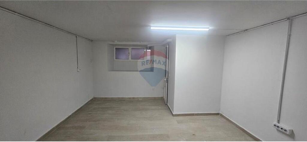 Locale commerciale in affitto presso i Palazzi Moskat Piazza Willson !