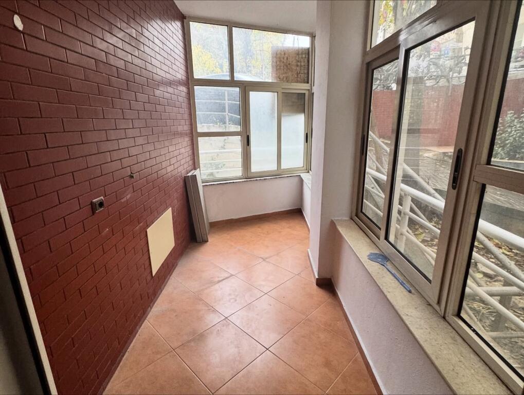 🟩 VENDESI APPARTAMENTO 3+1+2 CON GARAGE – VICINO A KODRA E DIELLIT PER ABITAZIONE O UFFICIO