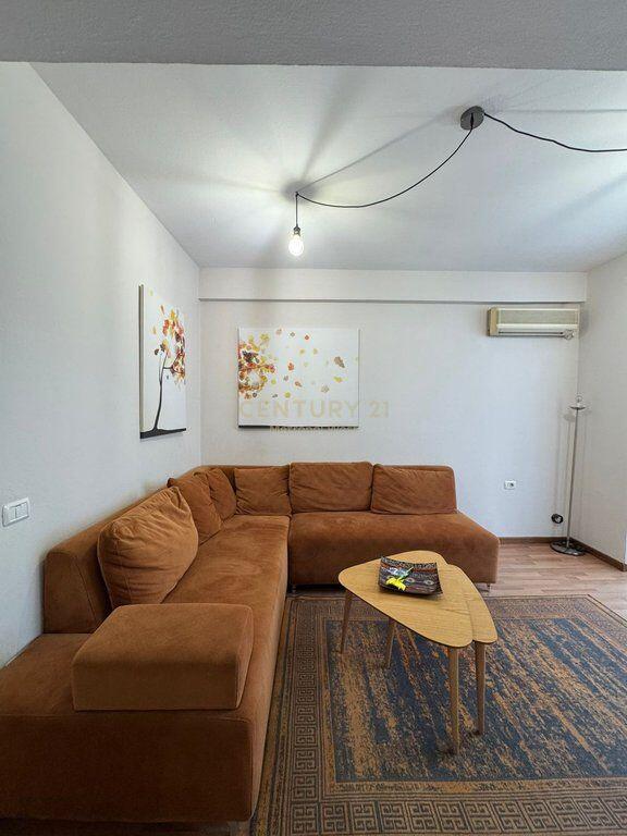 Vendesi in vendita 1+1 in Via Mine Peza, vicino a Caffè Flora!