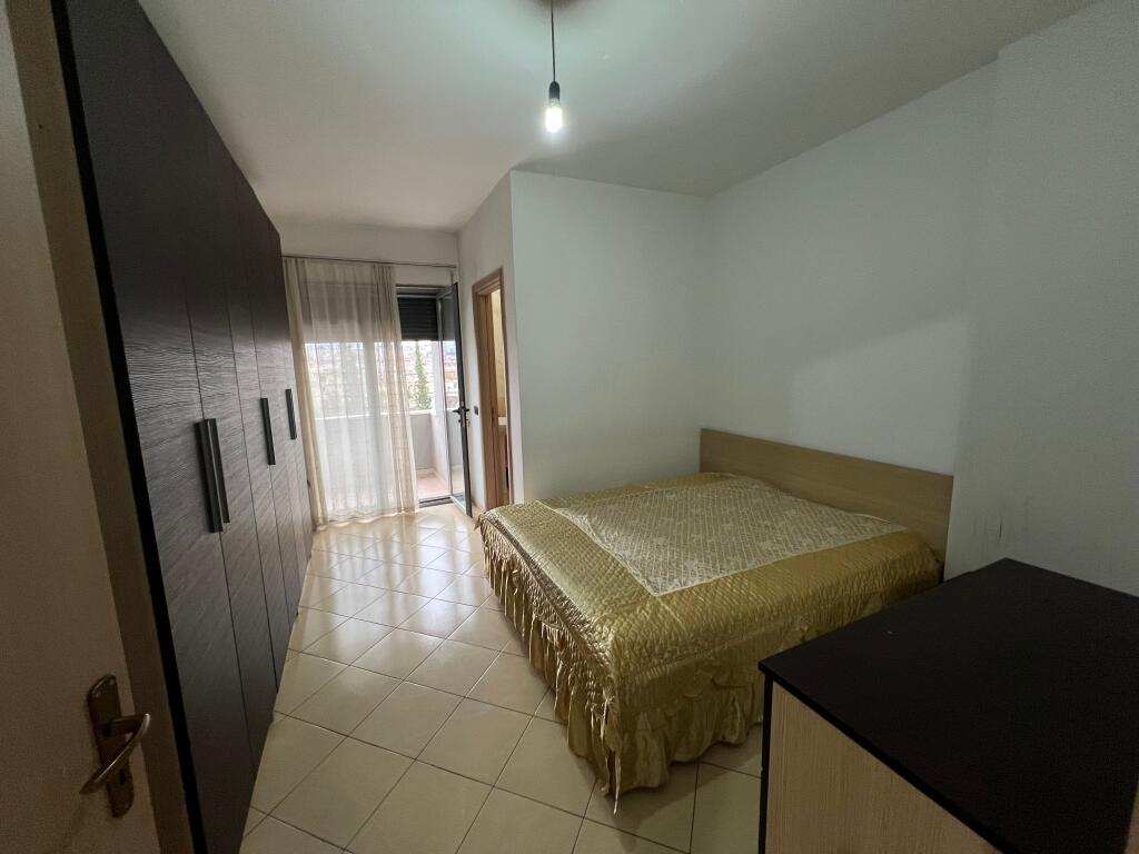 2+1+2 Me Qera, Yzberisht, Prane Rrethit