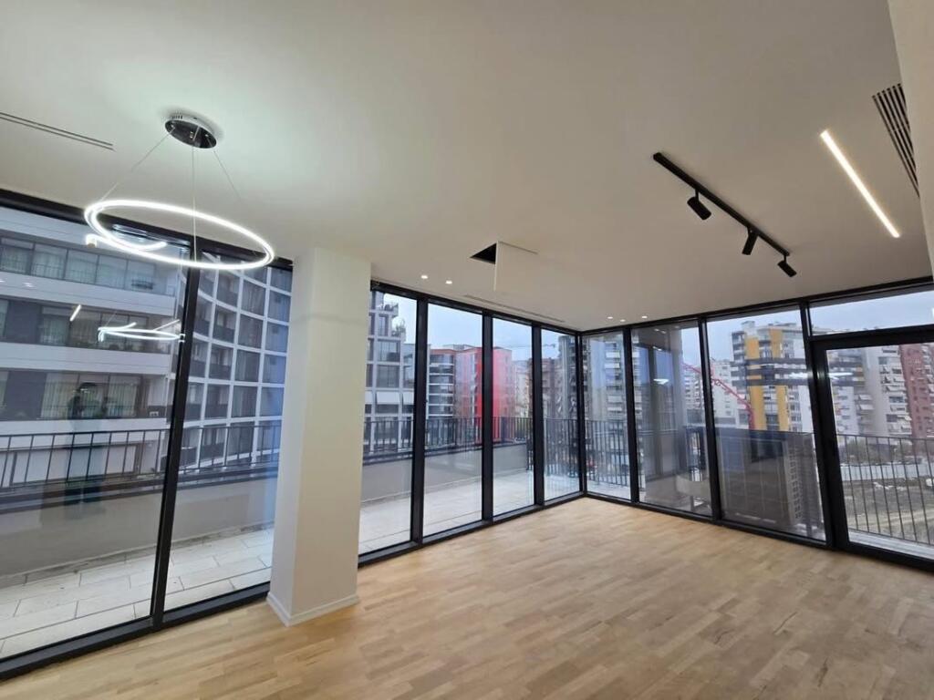 📍Buze rruges se Kosovareve, LAKE VIEW shesim apartament 2+1+2+verande.