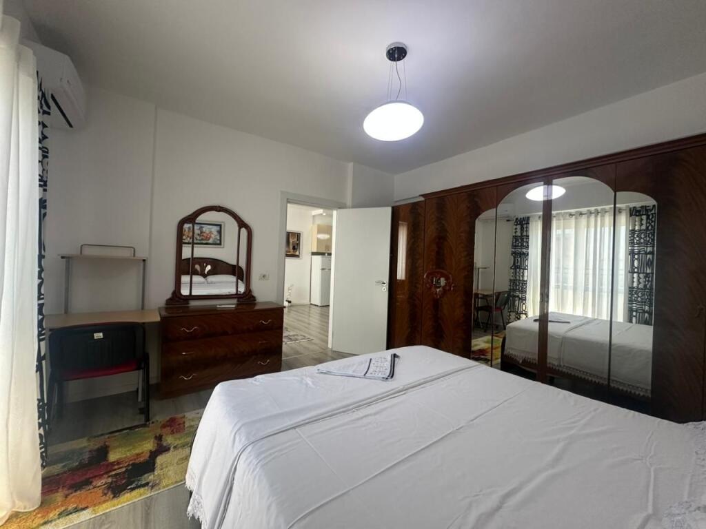 🏡 Jepet me Qira Apartament 2+1   📍 Rruga Dritan Hoxha, vetëm 200 metra nga Universiteti “Zoja e Këshillit të Mirë”