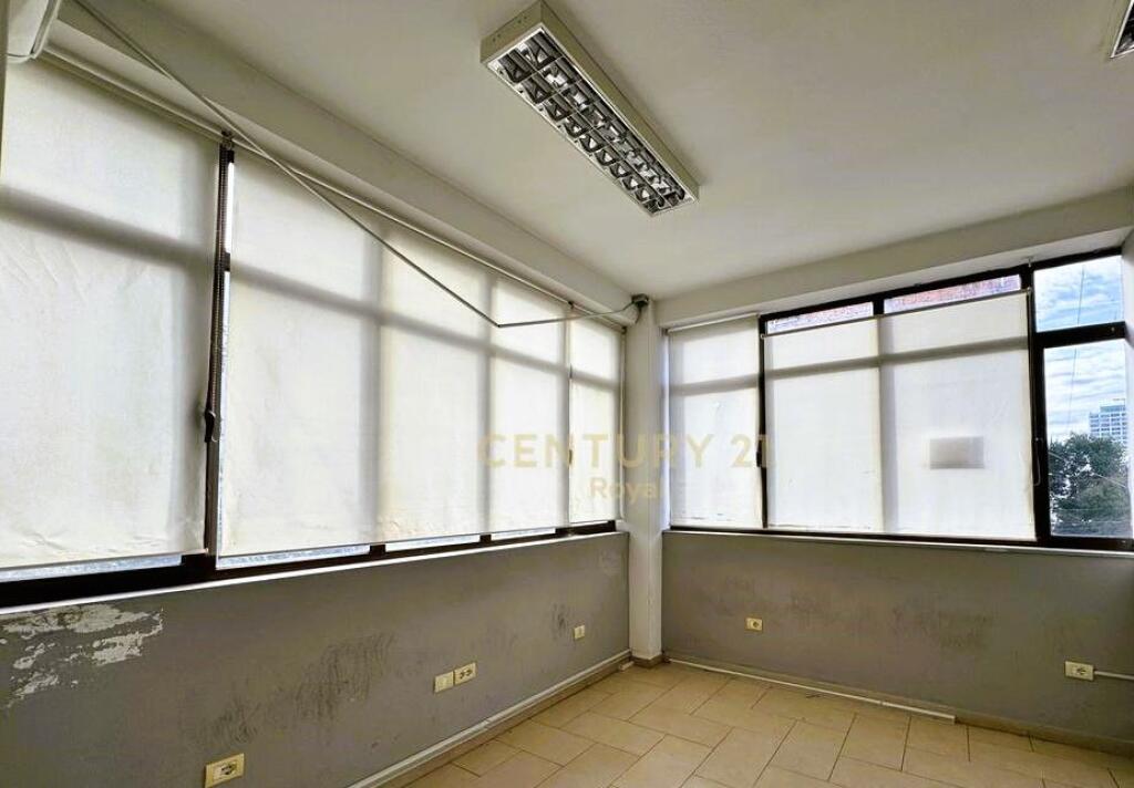 AMBIENT KOMERCIAL TEK RRUGA E ELBASANIT, PAS AMBASADES AMERIKANE