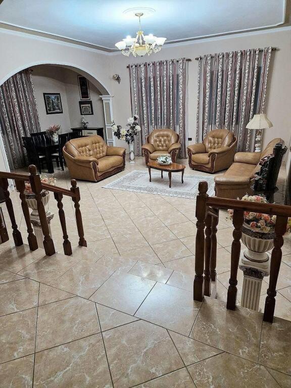 🏡 PROPRIETÀ ESCLUSIVA SUL LUNGOMARE “TAULANTIA”, Kavaje — OPPORTUNITÀ DI INVESTIMENTO Vendesi un edificio con alto potenziale di sviluppo, posizionato sul lungomare principale