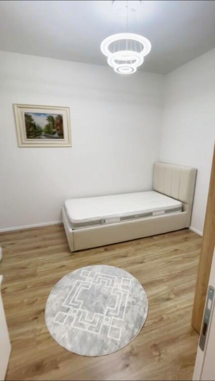 🏢Di fronte all'Ospedale Americano 3, Via Bedri Karapici, si affitta appartamento arredato 2+1 600Euro