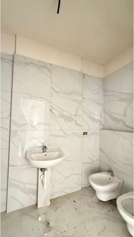 EXCLUSIVE ! Shitet apartament 1+1 + Post Parkimi te Rezidenca EON, Golem !