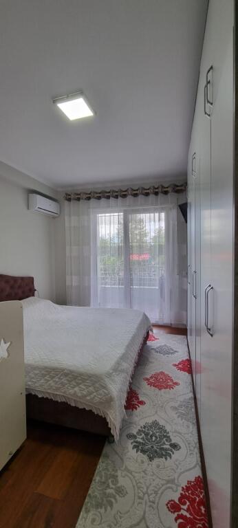 Jepet me qera Apartamenti 2+1, Kopeshti botanik prane xhamise   600 euro