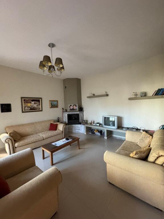 Casa privata su 2 piani a Lushnje, quartiere Loni Dhamo