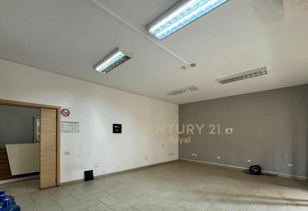 AMBIENT KOMERCIAL TEK RRUGA E ELBASANIT, PAS AMBASADES AMERIKANE