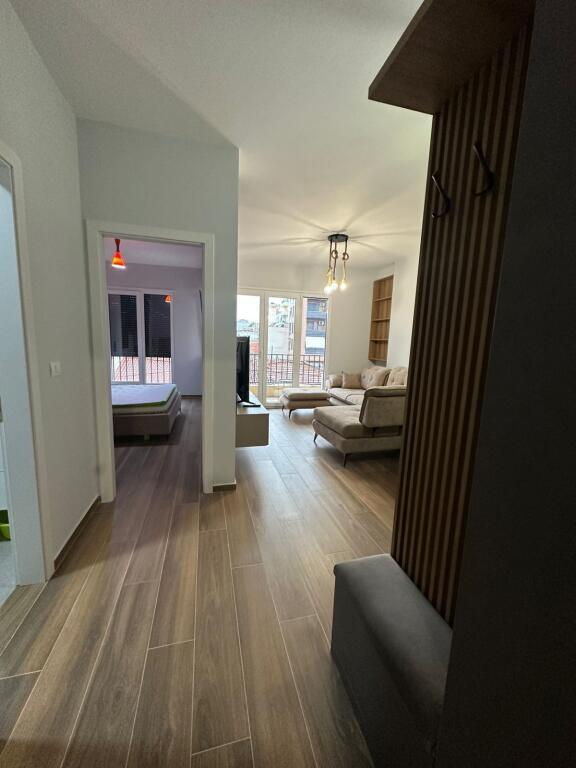 1+1,i mobiluar luks,te shkolle e kuqe.cmimi 700 euro