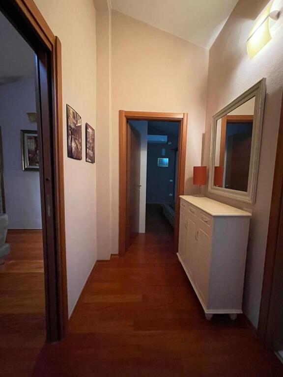 📣Jepet me qira kati i 3-të i një vile – 3+1 me 2 tualete 📍 Adresa: Rruga Filip Shiroka, pranë shkollës “Mrekullia”