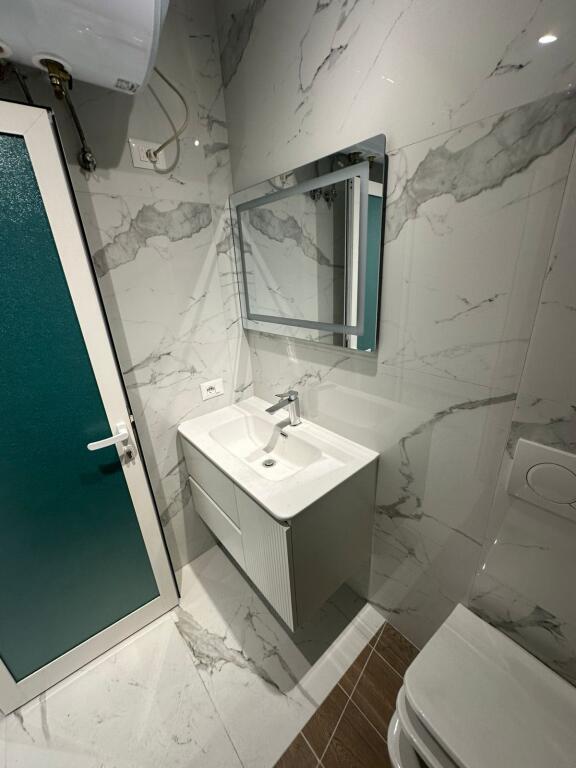 🏡 Jepet me Qira Apartament 1+1 – Mbikalimi i Komunës së Parisit    