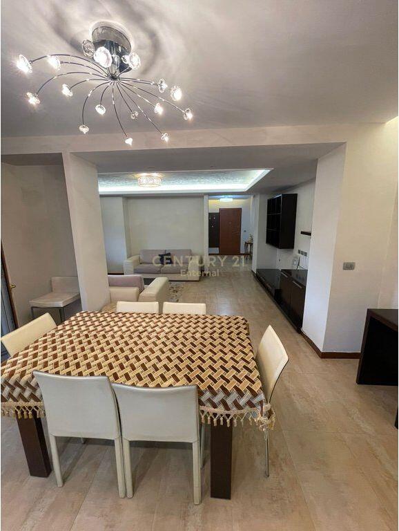 Apartament 3+1+2 me qira ne Qender 900 € /Muaj Sip. Totale  135m2