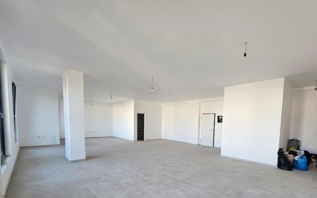 JAPIM ME QIRA AMBIENT KOMERCIAL TEK REZIDENCA ZIRKON ME VIZIBILITET NGA RRUGA KRYESORE