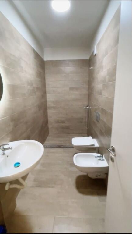 🏢Di fronte all'Ospedale Americano 3, Via Bedri Karapici, si affitta appartamento arredato 2+1 600Euro