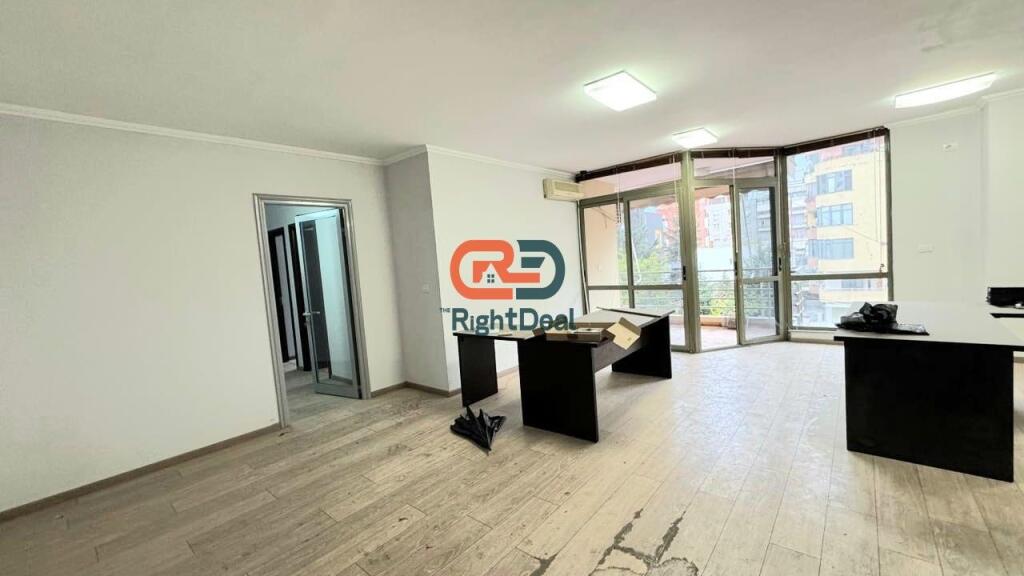 Tek 21 Dhjetori, Shitet Apartament 2+1, Me Hapesira Te Bollshme Dhe Orientim Perfekt !!