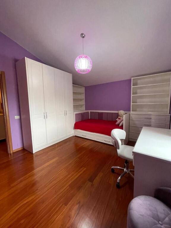 📣Jepet me qira kati i 3-të i një vile – 3+1 me 2 tualete 📍 Adresa: Rruga Filip Shiroka, pranë shkollës “Mrekullia”