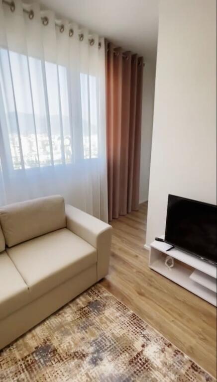 🏢Di fronte all'Ospedale Americano 3, Via Bedri Karapici, si affitta appartamento arredato 2+1 600Euro